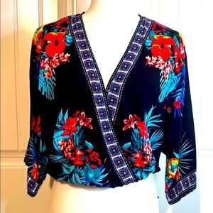 Flying Tomato Floral Black Wrap Top Size Large
